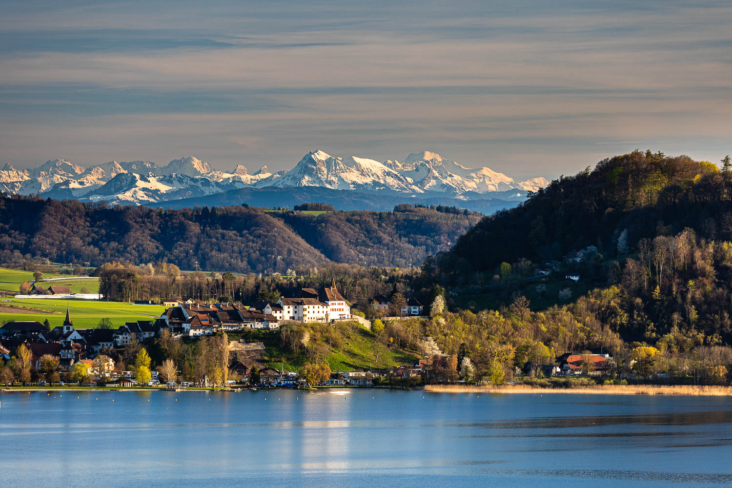 L&rsquo;image du jour : Château de Erlach et lac de Bienne depuis La Neuveville