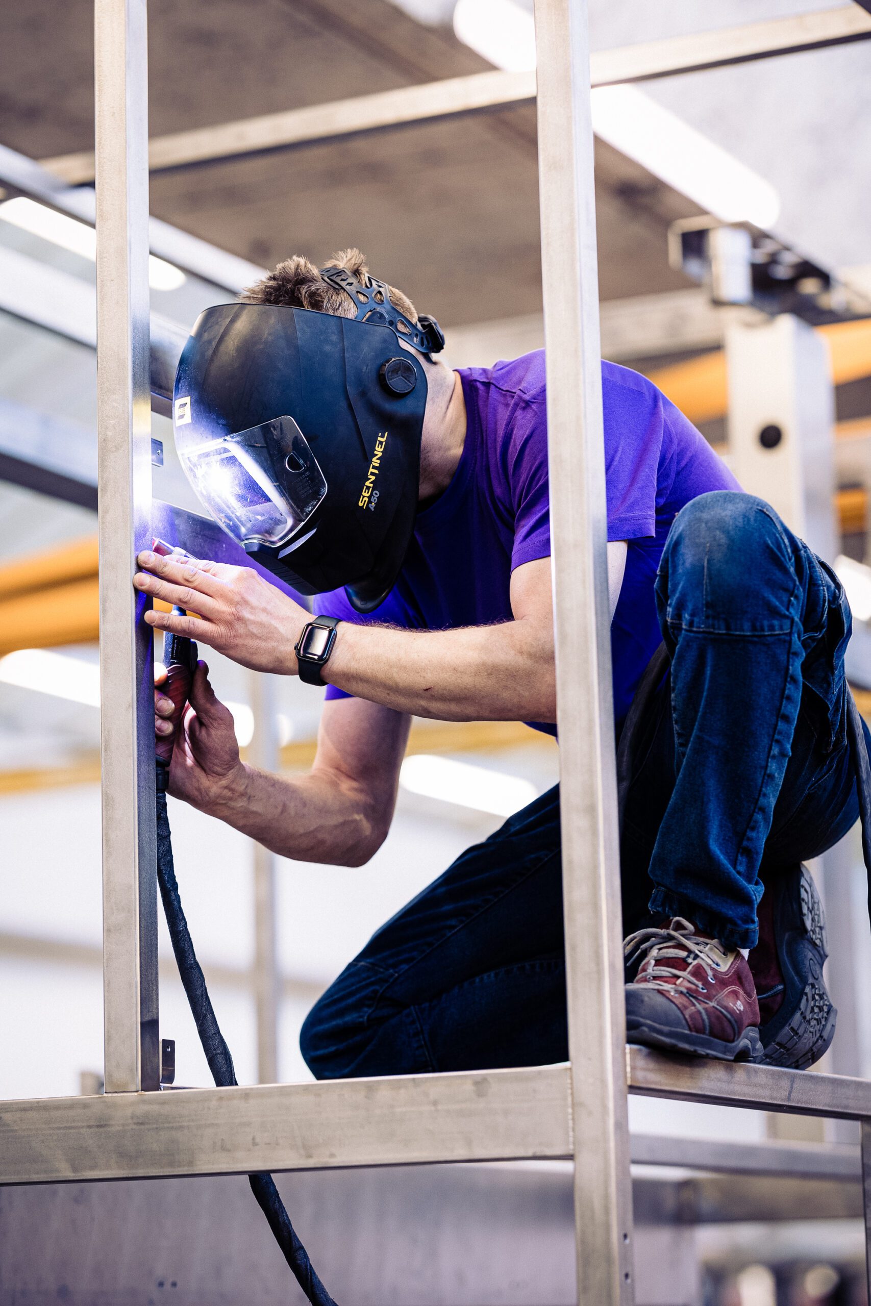 opération de soudage en industrie un soudeur